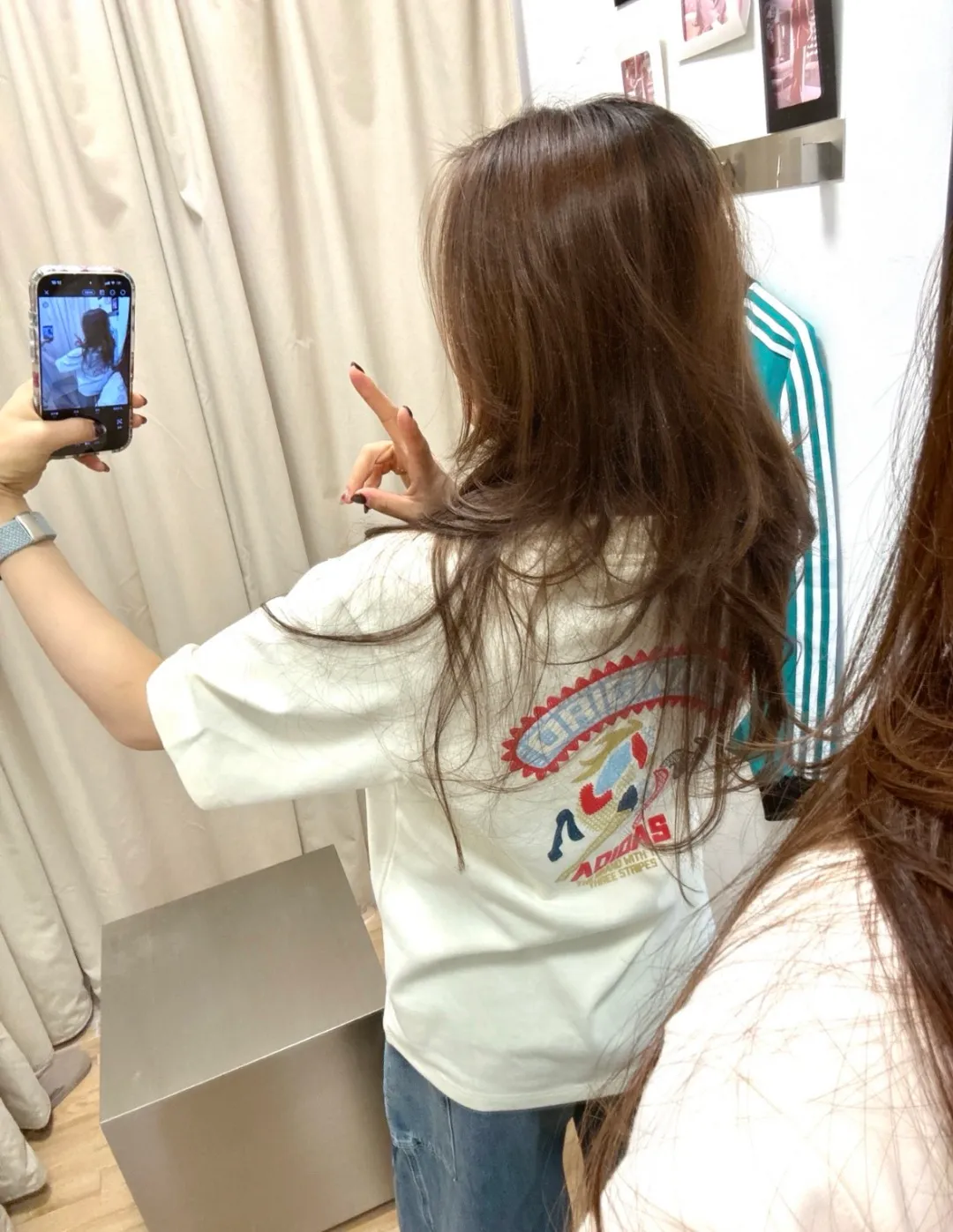 No watermark upper body rendering 𝟬𝟱𝟰𝟴𝟱# Exclusive real shot/difference between various stolen pictures and online version on the market [Limited version for the Year of the Horse 𝗮𝗱𝗶𝗱𝗮𝘀 Adidas clover logo short sleeves! AD Year of the Horse Limited Short Sleeves] ✅Selected high-density combed cotton, high-density screen printing of Chinese elements on the chest and back, custom-woven threaded neckline that does not deform, accessories details consistent with the original version ✅Adidas Clover Chinese Knot Year of the Horse Limited Short Sleeves are amazing! ✅The lucky T-shirt that is a must-have for the Year of the Horse in 2026 is here✨ The new Chinese Knot Series is also available to understand the oriental aesthetics! ✅The exquisite Chinese knot embroidery on the chest is so eye-catching! It means good luck and immediate success, the red knot is festive, the gold knot is noble, and it brings good luck buff! Classic clover logo + small logo on the hem, full of details 💯 ❤️Fairy color matching Hanyu white: gentle and white, perfect with jeans and skirts, gentleness is the natural outfit, ❤️Classic black: Versatile is not picky, gold knot embellishment is more advanced, a must-have for cool girls ✅ Complete with three standards! Perfect Quality! Highly recommended! Large size Color: Black Hanyu White Size: S to XXL (loose fit)